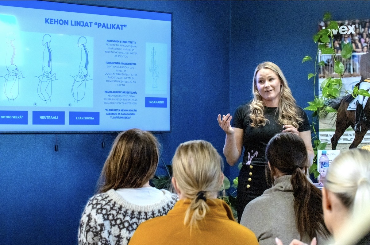 Anita Arponen pitää luentoa.